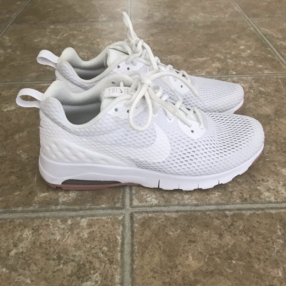 White nike tennis shoes